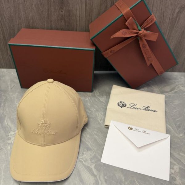 replica,repliche,fake,1:1,earrings,bracelet,ring,jewelry Il cappellino da baseball Loro Piana Storm System presenta il logo a scudo del marchio ricamato sul davanti, insieme alla scritta Loro Piana (STB9QH) realizzata a mano.
