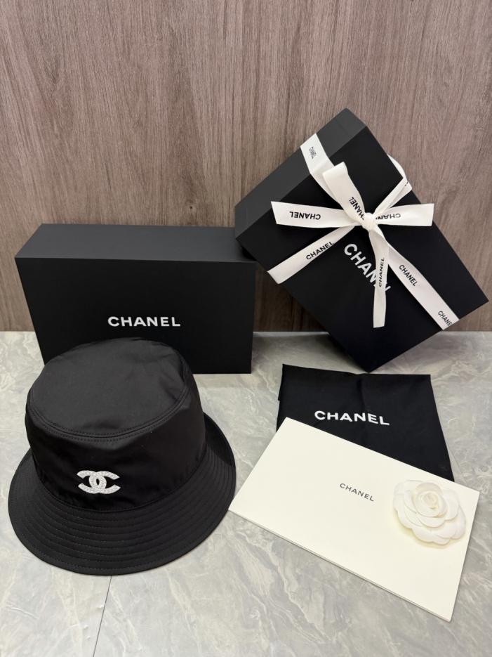 replica,repliche,fake,1:1,earrings,bracelet,ring,jewelry Cappello a secchiello originale CHANEL realizzato su misura (2JD24A) replica,repliche,fake,1:1,earrings,bracelet,ring,jewelry Cappello a secchiello originale CHANEL realizzato su misura (2JD24A)
