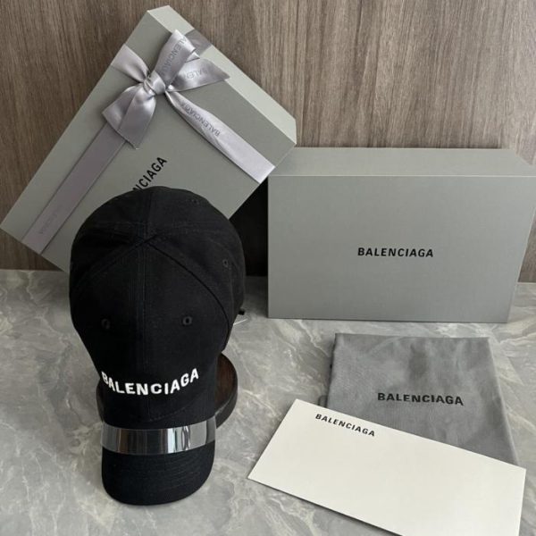 replica,repliche,fake,1:1,earrings,bracelet,ring,jewelry Cappellino da baseball Balenciaga (versione per agenti di acquisto), con logo Balenciaga ricamato (3ADZUG) sul davanti.