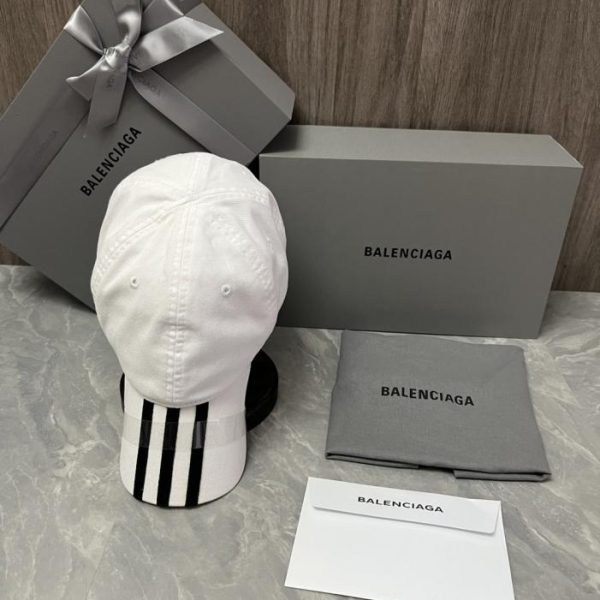 replica,repliche,fake,1:1,earrings,bracelet,ring,jewelry Balen – modello frutto della collaborazione con adidas® (WOVSEL) – disponibile presso i rivenditori