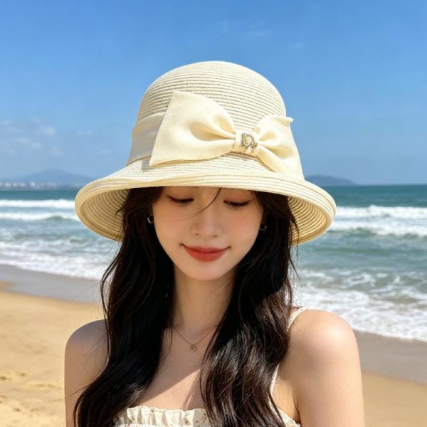 replica,repliche,fake,1:1,earrings,bracelet,ring,jewelry Elegante cappello di paglia Dior con fiocco, caratterizzato da un fiocco in raso resistente e logo con strass di perle (T5YVN0)