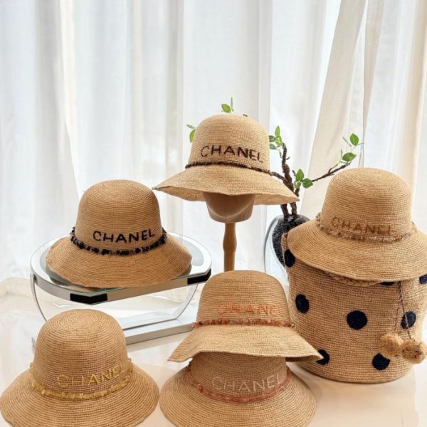 replica,repliche,fake,1:1,earrings,bracelet,ring,jewelry Il nuovo cappello da sole in rafia di Chanel (GLV2E4) è impreziosito da cristalli bianchi naturali mescolati a ciottoli colorati.
