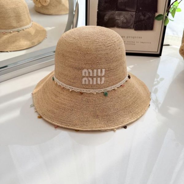 replica,repliche,fake,1:1,earrings,bracelet,ring,jewelry Ragazza dolce in stile MiuMiu con cappello di paglia colorato con pietre (1EDAYO)