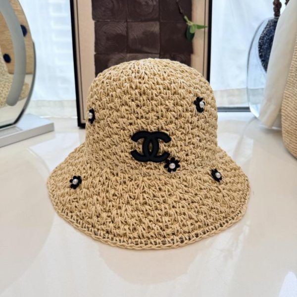 Cappello da pescatore in paglia lavorato all'uncinetto a mano da Chanel (34J6YS)