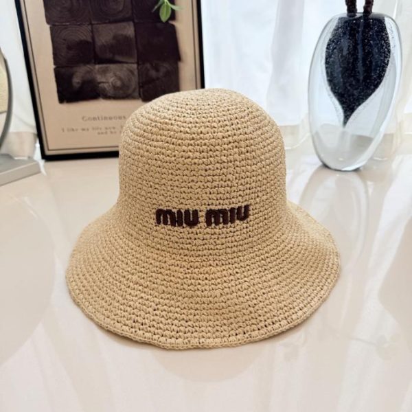 Cappello da pescatore in paglia Miu Miu, realizzato in paglia naturale (2SOF16).