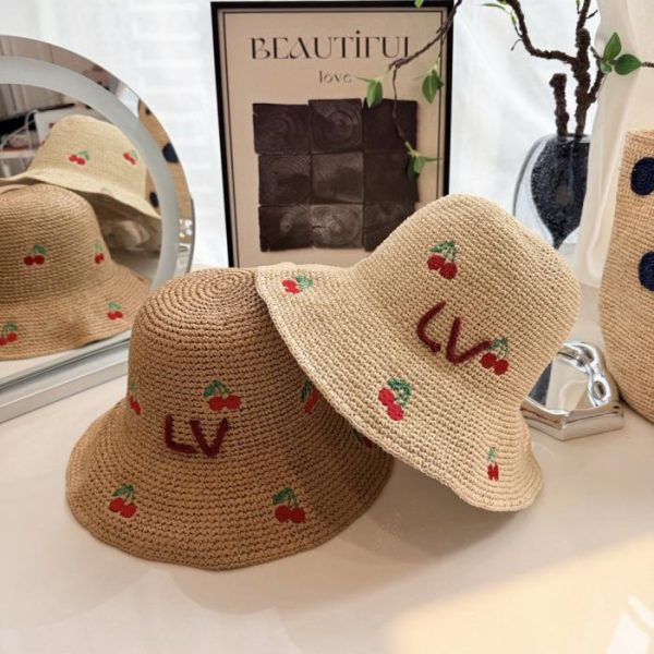 replica,repliche,fake,1:1,earrings,bracelet,ring,jewelry Cappello da pescatore in paglia con ricamo di ciliegie LV, rafia lavorata all’uncinetto a mano, ricamo di ciliegie su tutta la superficie (KKSKSO)