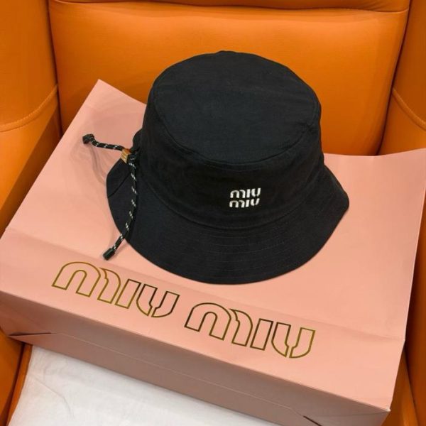 replica,repliche,fake,1:1,earrings,bracelet,ring,jewelry Cappello a secchiello Miu Miu nero ricamato con coulisse (NSXDTG)