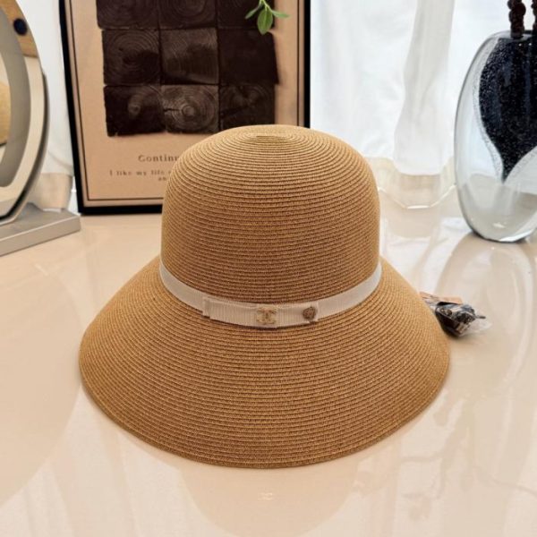 replica,repliche,fake,1:1,earrings,bracelet,ring,jewelry Cappello da pescatore in paglia Chanel, realizzato in rafia (RVMOQD).