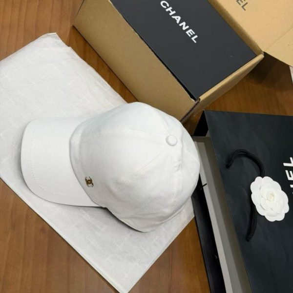 replica,repliche,fake,1:1,earrings,bracelet,ring,jewelry Il nuovo cappellino da baseball di Chanel (EYTOOV)