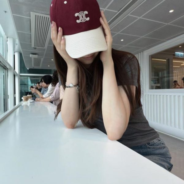 replica,repliche,fake,1:1,earrings,bracelet,ring,jewelry CELIN · Celine SS Nuovo cappellino da baseball ricamato con arco di trionfo (JYJ1LE)
