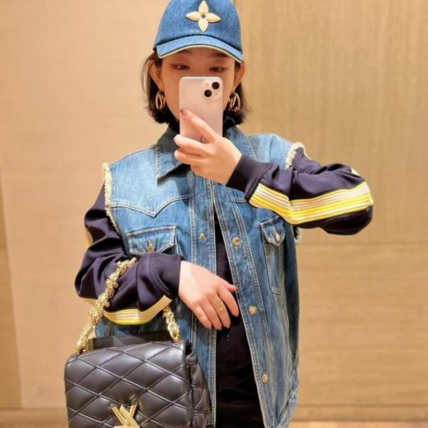 replica,repliche,fake,1:1,earrings,bracelet,ring,jewelry Una versione haute couture del classico blu denim di LV abbinato all’iconico motivo monogramma (1VSUWW).