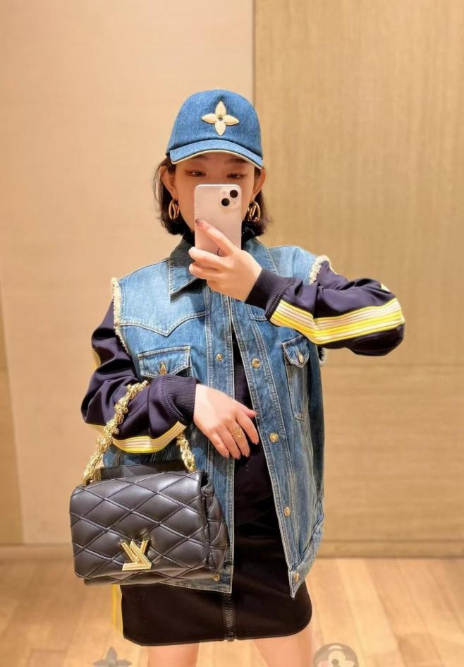 replica,repliche,fake,1:1,earrings,bracelet,ring,jewelry Una versione haute couture del classico blu denim di LV abbinato all’iconico motivo monogramma (1VSUWW). replica,repliche,fake,1:1,earrings,bracelet,ring,jewelry Una versione haute couture del classico blu denim di LV abbinato all’iconico motivo monogramma (1VSUWW).