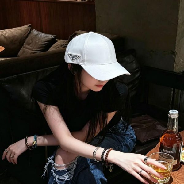 replica,repliche,fake,1:1,earrings,bracelet,ring,jewelry Cappellino da baseball Prada con logo triangolare classico (6KT4AY)
