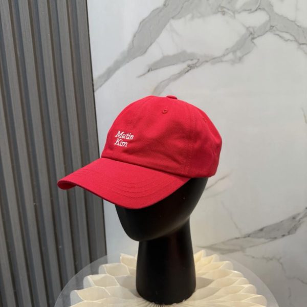 replica,repliche,fake,1:1,earrings,bracelet,ring,jewelry Il cappellino da baseball ricamato con il logo di Matin Kim (EGT4KD) sta riscuotendo un enorme successo in Corea del Sud.