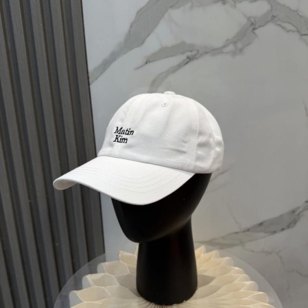 replica,repliche,fake,1:1,earrings,bracelet,ring,jewelry Il popolarissimo cappellino da baseball ricamato Matin Kim (R43BKD) proveniente dalla Corea del Sud