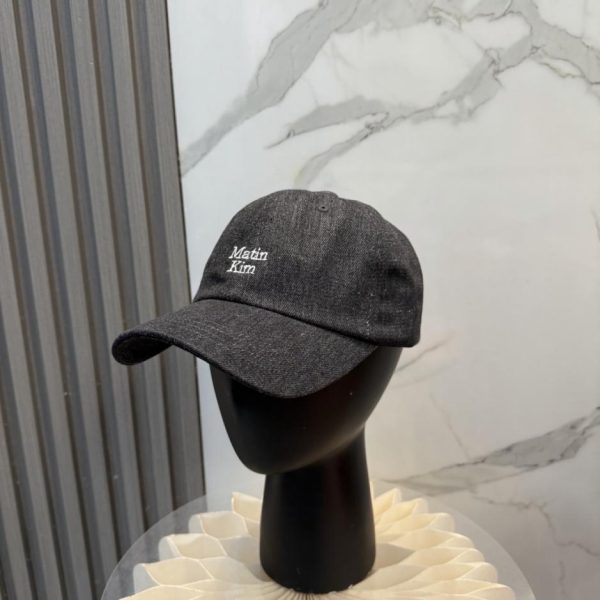 replica,repliche,fake,1:1,earrings,bracelet,ring,jewelry Il berretto da baseball ricamato con il logo di Matin Kim (YWATWU) sta riscuotendo un enorme successo in Corea del Sud.