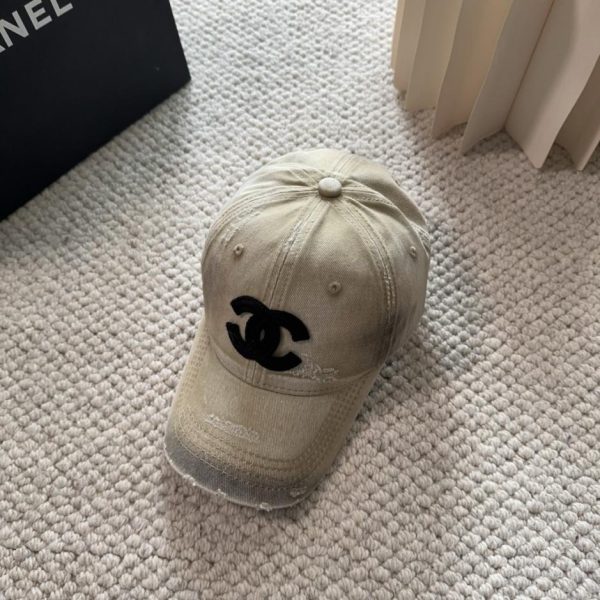 replica,repliche,fake,1:1,earrings,bracelet,ring,jewelry La nuova collezione Autunno/Inverno di Chanel presenta cappellini da baseball classici, casual e di tendenza (V4TLOO).