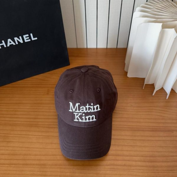 replica,repliche,fake,1:1,earrings,bracelet,ring,jewelry Cappellino da baseball in stile coreano, berretto retrò casual con visiera a becco d’anatra, lo stesso modello indossato da Matin Kim e Lee Cha-in (5QAAVC).