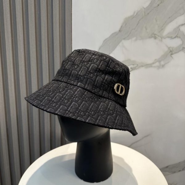 replica,repliche,fake,1:1,earrings,bracelet,ring,jewelry Cappello DIOR di qualità originale, ora disponibile sul sito ufficiale. Stile coreano, nuovo stile sportivo britannico, cappello a secchiello unisex (XSTYA8).