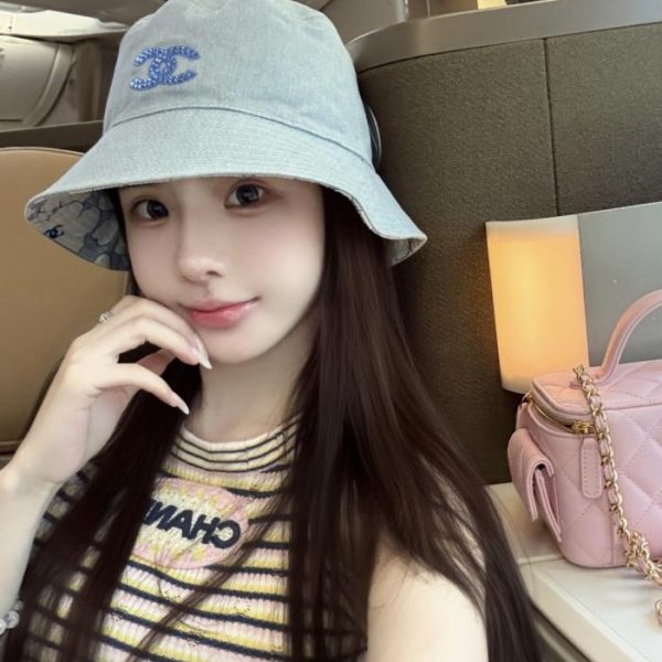 replica,repliche,fake,1:1,earrings,bracelet,ring,jewelry Il nuovo cappello a secchiello reversibile di Chanel (3GTMQY)
