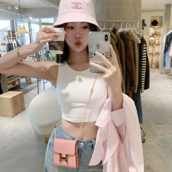 replica,repliche,fake,1:1,earrings,bracelet,ring,jewelry Il nuovo cappello a secchiello reversibile di Chanel (M9968G) è ora disponibile nelle boutique.