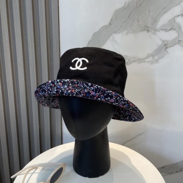 replica,repliche,fake,1:1,earrings,bracelet,ring,jewelry Il nuovo cappello da pescatore ricamato su entrambi i lati di Chanel (DWVU1Y) è ora disponibile nelle boutique.