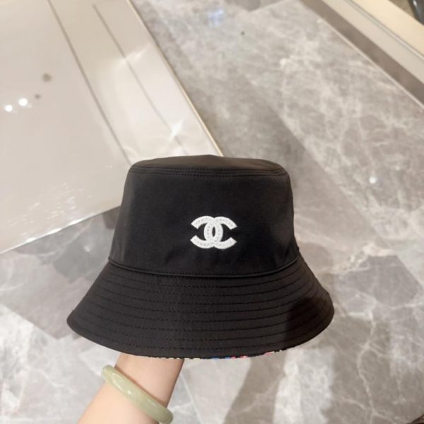Il nuovo cappello a secchiello di CHANEL (ID2SNK)