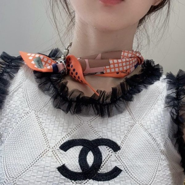 replica,repliche,fake,1:1,earrings,bracelet,ring,jewelry Elegante foulard da cavaliere, Hermes 100% seta di gelso, twill 18 momme, 86×5 cm, fantasia su entrambi i lati (C5B9HB)