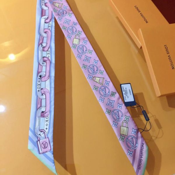 replica,repliche,fake,1:1,earrings,bracelet,ring,jewelry La fascia per capelli LV presenta il motivo Monogram, un omaggio al design classico del marchio (E4EFES).
