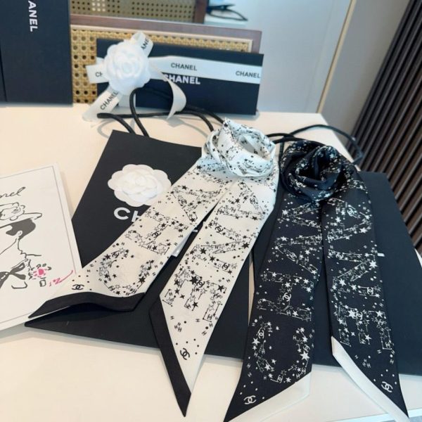 replica,repliche,fake,1:1,earrings,bracelet,ring,jewelry È arrivata la mini sciarpa Twilly di Chanel! La scritta Chanel in stile cartone animato è davvero adorabile (7BCD8G).