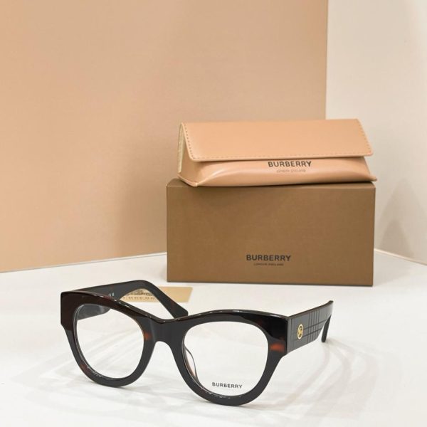 La montatura per occhiali da vista Burberry, modello BE 4477 (EKDMHW), può essere dotata di lenti graduate.