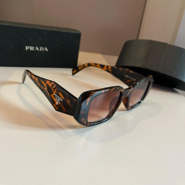 replica,repliche,fake,1:1,earrings,bracelet,ring,jewelry Occhiali da sole PRADA: SPR17WF, il modello più venduto di Prada e lo stile più trendy di quest’anno (71SECW)