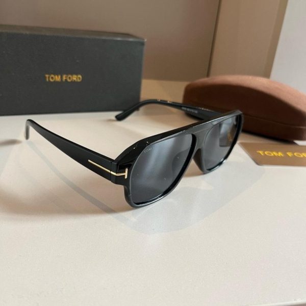replica,repliche,fake,1:1,earrings,bracelet,ring,jewelry Occhiali da sole unisex TOM FORD, eleganti e dal design unico (1W6KCU)