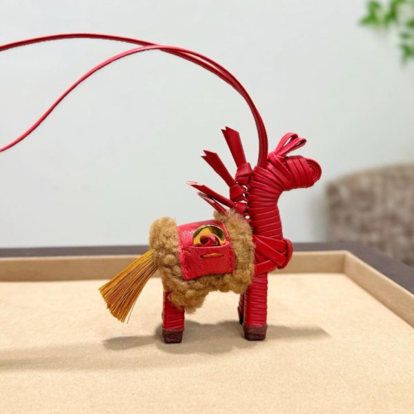 Ciondolo a forma di pony con fiori della serie "Riding the Horse for Joy" di Songmont, realizzato in vera pelle di alta qualità (Z6CRU3)