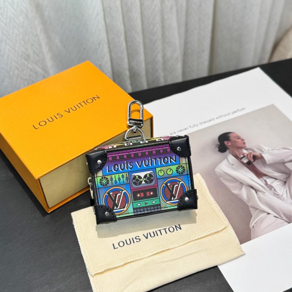 replica,repliche,fake,1:1,earrings,bracelet,ring,jewelry Nuovo charm Louis Vuitton Stereo per borsa – Borsa a scatola, portamonete, portachiavi (BC0NGG)