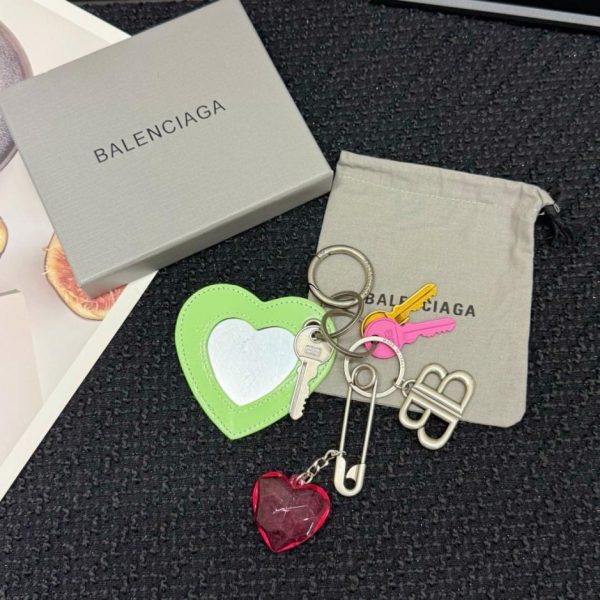 Nuovo arrivo: portachiavi Balenciaga Rodeo con specchio a forma di cuore (6UU68N) con rivestimento sullo specchio e fornito in una piccola scatola.
