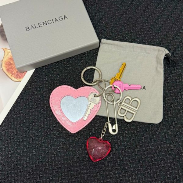 Nuovo arrivo: portachiavi Balenciaga Rodeo con specchietto a forma di cuore (437V5B) con rivestimento sullo specchio e fornito in una piccola scatola.