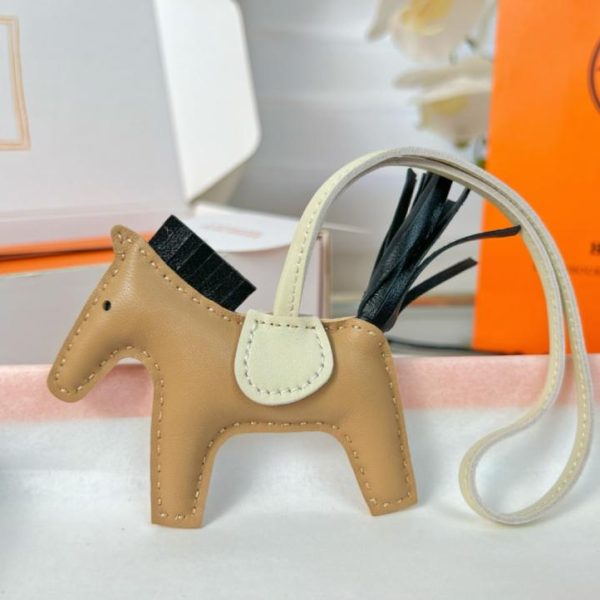 Portachiavi/ciondolo per borsa HERMES Classic Mini Pony Rodeo Pegase, cucito a mano in pelle di agnello (1 x UGXS)