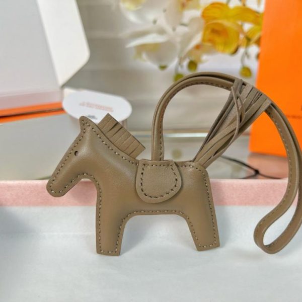 replica,repliche,fake,1:1,earrings,bracelet,ring,jewelry Portachiavi/ciondolo per borsa HERMES mini pony Rodeo pegase classico, cucito a mano in pelle di agnello (47UM0L).