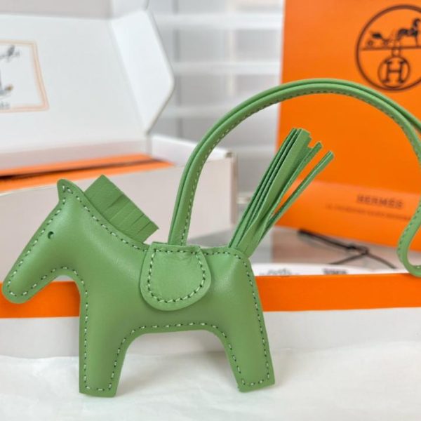 replica,repliche,fake,1:1,earrings,bracelet,ring,jewelry Portachiavi/ciondolo per borsa HERMES mini pony Rodeo pegase classico, cucito a mano in pelle di agnello (6CFTZD).