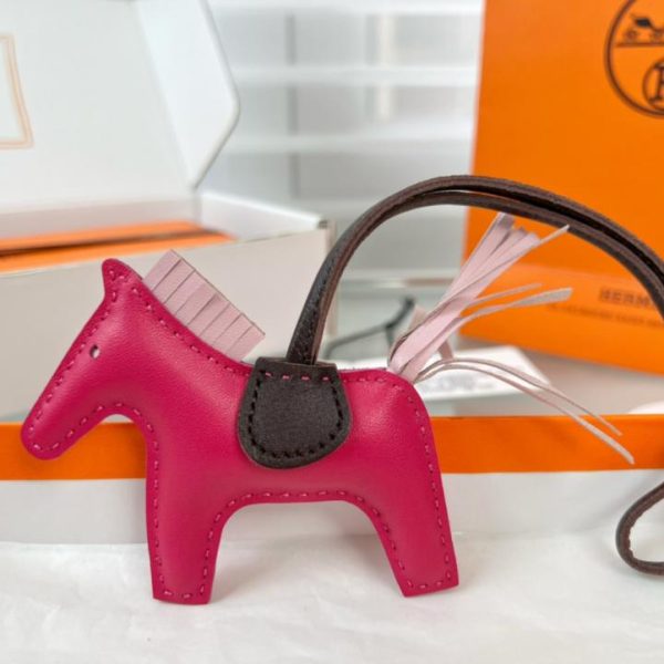 replica,repliche,fake,1:1,earrings,bracelet,ring,jewelry Portachiavi/ciondolo per borsa HERMES mini pony Rodeo pegase classico, cucito a mano in pelle di agnello (7L3ECL).