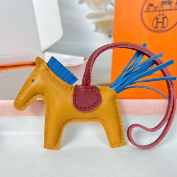 replica,repliche,fake,1:1,earrings,bracelet,ring,jewelry Portachiavi/ciondolo per borsa HERMES mini pony Rodeo pegase classico, cucito a mano in pelle di agnello (877FVU).