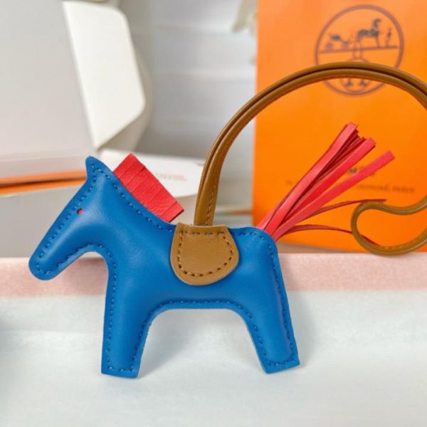 replica,repliche,fake,1:1,earrings,bracelet,ring,jewelry Portachiavi/ciondolo per borsa HERMES mini pony Rodeo pegase classico, cucito a mano in pelle di agnello (96VL1D).