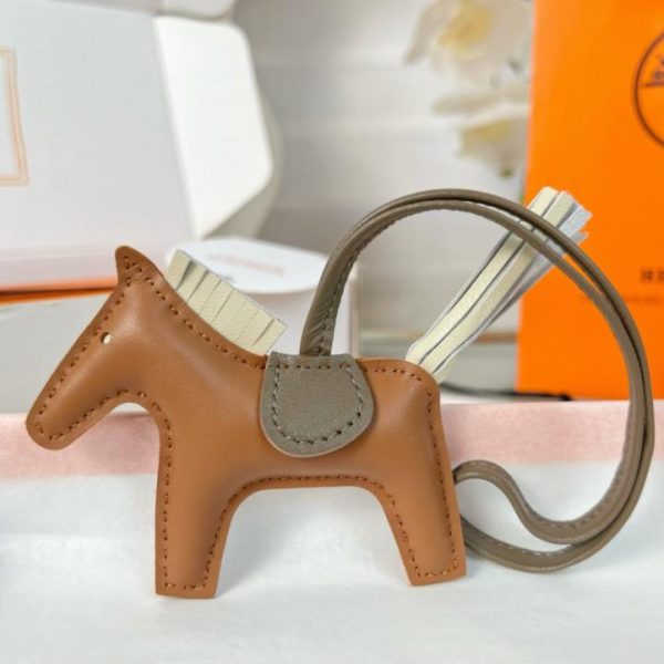 replica,repliche,fake,1:1,earrings,bracelet,ring,jewelry Portachiavi/ciondolo per borsa HERMES mini pony Rodeo pegase classico, cucito a mano in pelle di agnello (9GQFDQ).