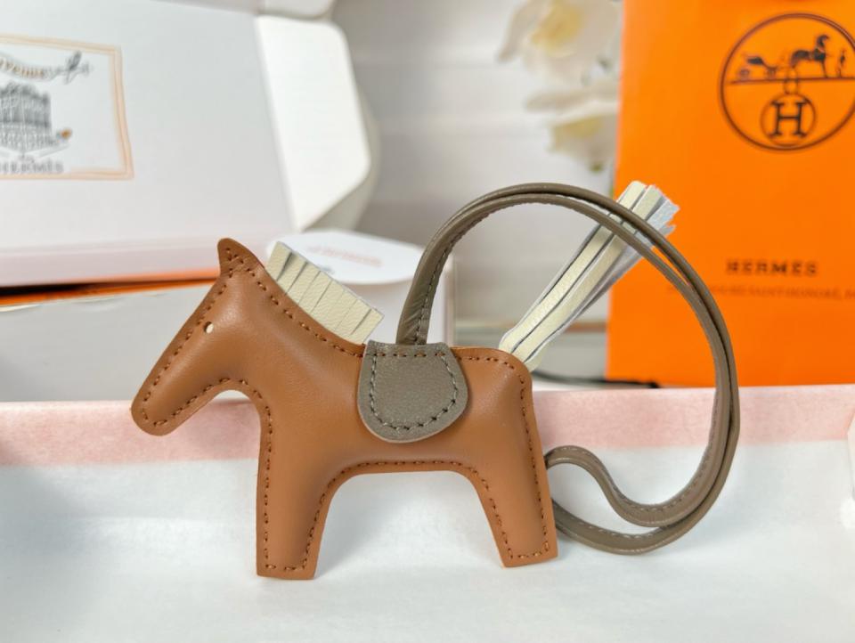 replica,repliche,fake,1:1,earrings,bracelet,ring,jewelry Portachiavi/ciondolo per borsa HERMES mini pony Rodeo pegase classico, cucito a mano in pelle di agnello (9GQFDQ). replica,repliche,fake,1:1,earrings,bracelet,ring,jewelry Portachiavi/ciondolo per borsa HERMES mini pony Rodeo pegase classico, cucito a mano in pelle di agnello (9GQFDQ).