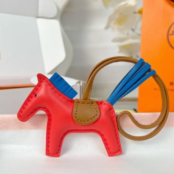 replica,repliche,fake,1:1,earrings,bracelet,ring,jewelry Portachiavi/ciondolo per borsa HERMES mini pony Rodeo pegase classico, cucito a mano in pelle di agnello (BKMRTU).