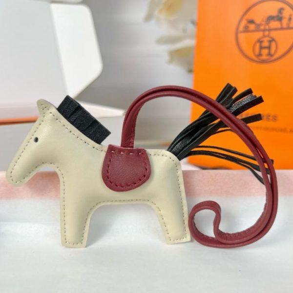 replica,repliche,fake,1:1,earrings,bracelet,ring,jewelry Portachiavi/ciondolo per borsa HERMES mini pony Rodeo pegase classico, cucito a mano in pelle di agnello (C913NB).