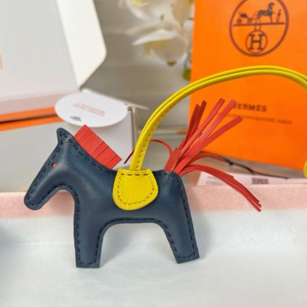replica,repliche,fake,1:1,earrings,bracelet,ring,jewelry Portachiavi/ciondolo per borsa HERMES mini pony Rodeo pegase classico, cucito a mano in pelle di agnello (CYE5E6).