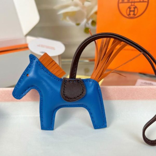 replica,repliche,fake,1:1,earrings,bracelet,ring,jewelry Portachiavi/ciondolo per borsa HERMES mini pony Rodeo pegase classico, cucito a mano in pelle di agnello (D895L0).