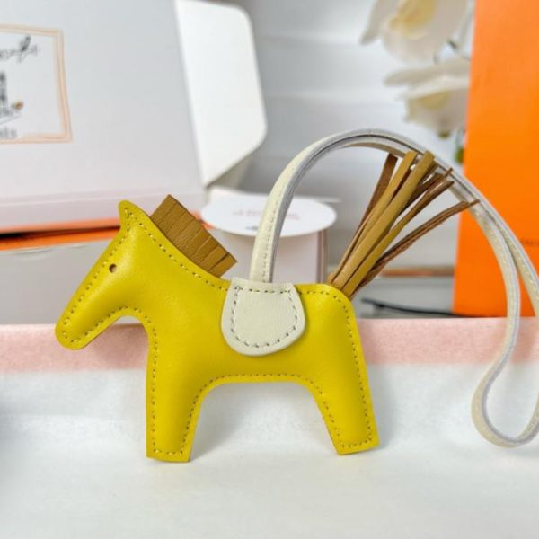 replica,repliche,fake,1:1,earrings,bracelet,ring,jewelry Portachiavi/ciondolo per borsa HERMES mini pony Rodeo pegase classico, cucito a mano in pelle di agnello (FI0C0X).